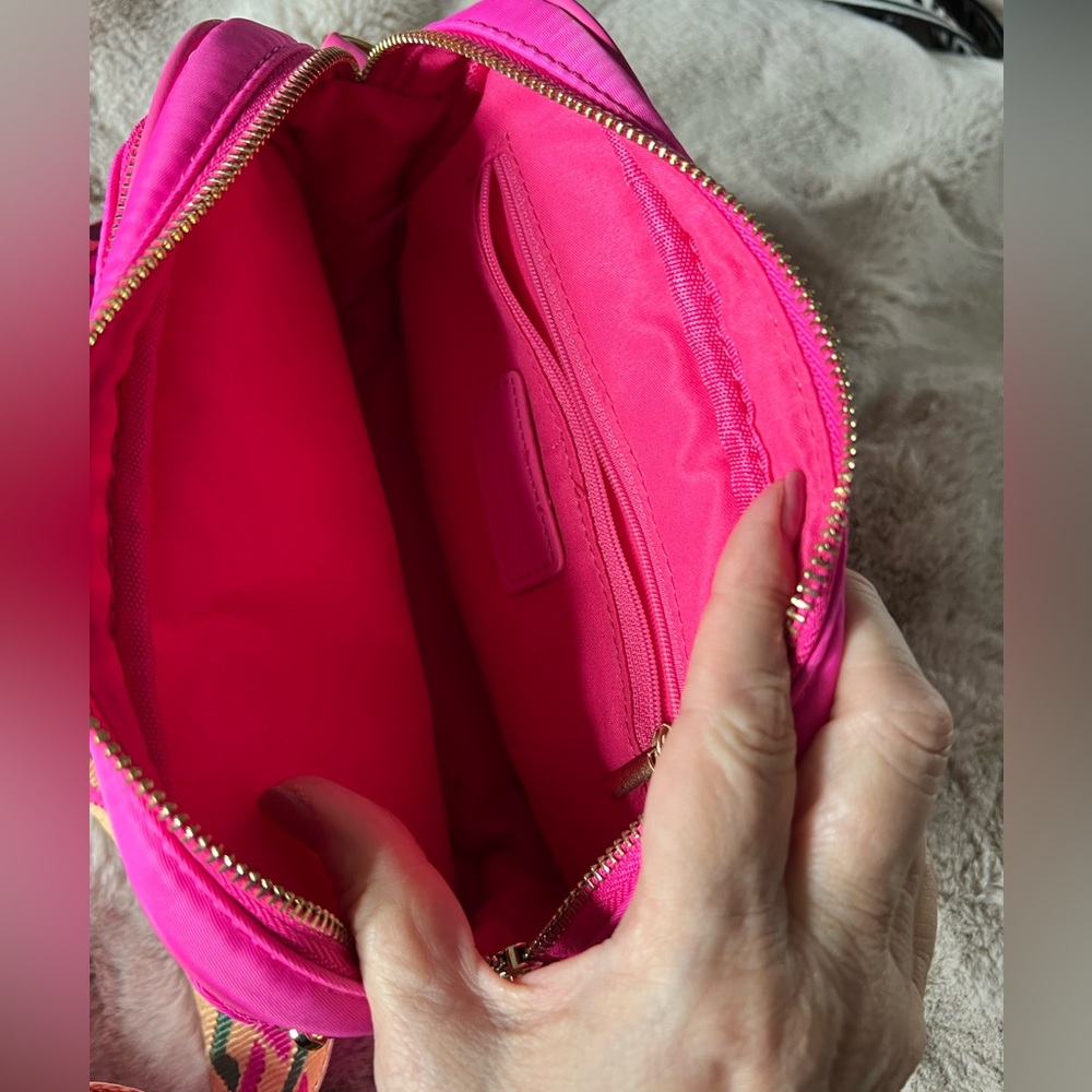 Chic Pink Crossbody Bag with Patterned Strap - Picture 3 of 6